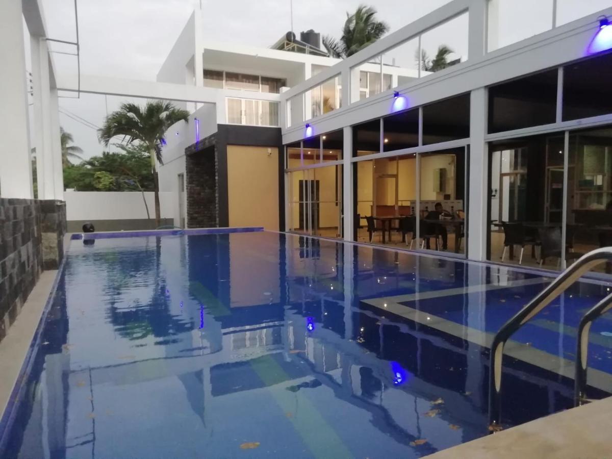 Saara Beach Hotel Marawila Extérieur photo