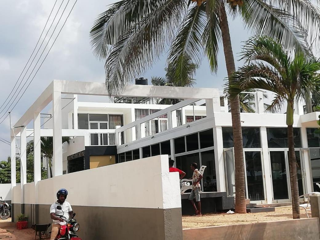 Saara Beach Hotel Marawila Extérieur photo