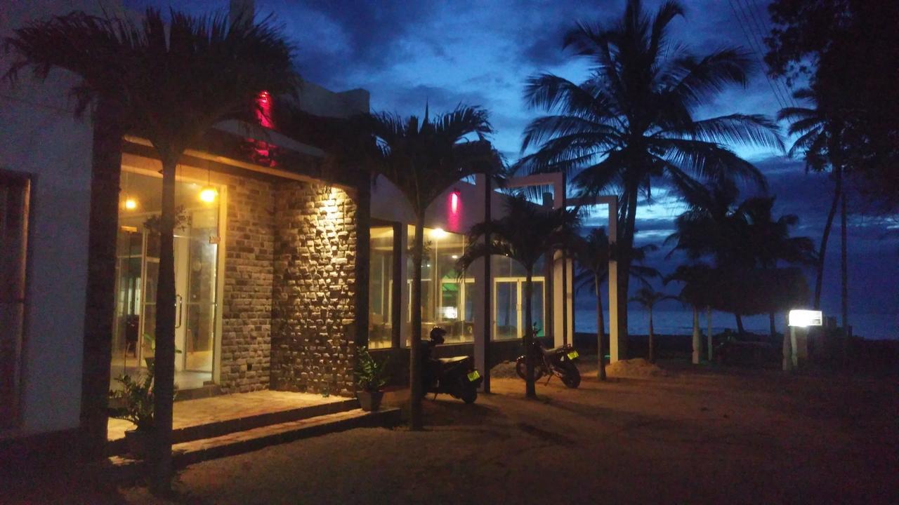 Saara Beach Hotel Marawila Extérieur photo