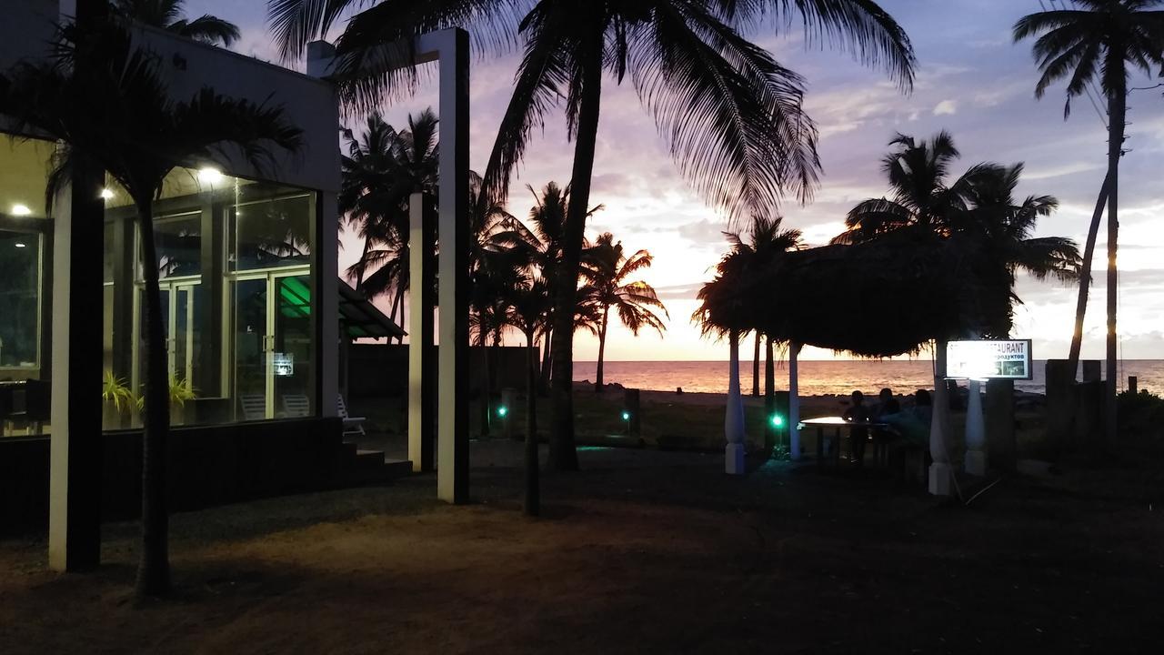 Saara Beach Hotel Marawila Extérieur photo