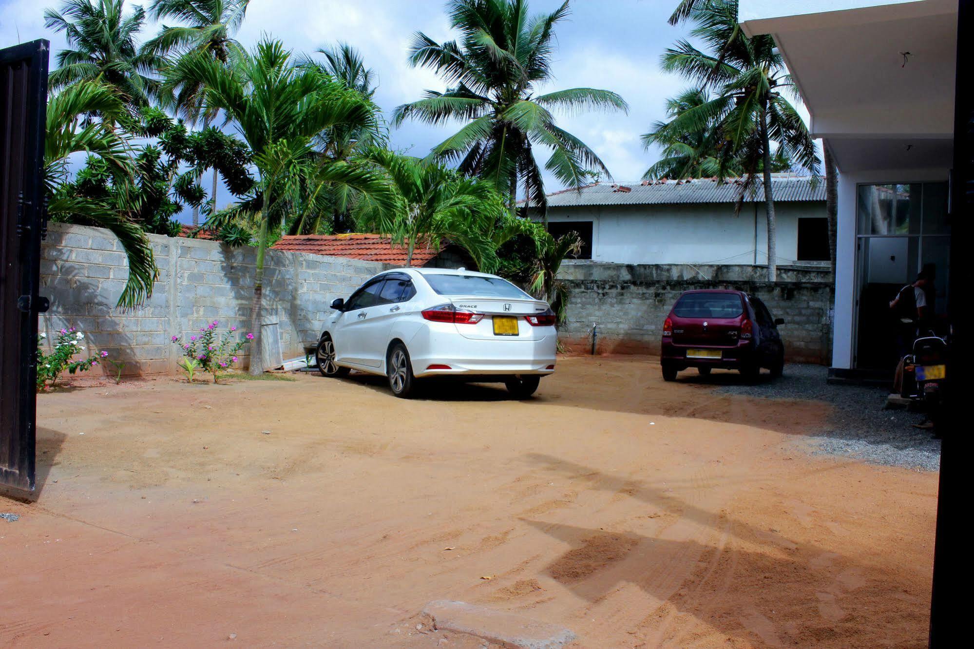 Saara Beach Hotel Marawila Extérieur photo